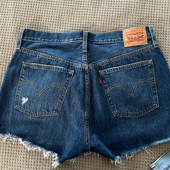 NWOT LEVIS 501 shorts size 32. Never been worn - Picture 2 of 5